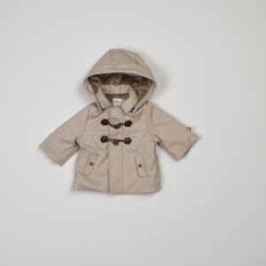 cappotto dellamayoral beige con cappuccio, chiusura a zip e bottoni decorativi.